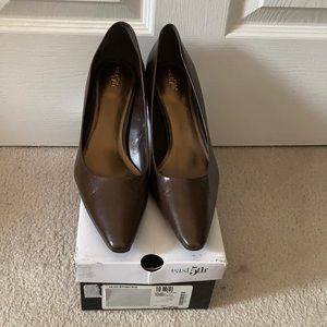 NIB leather east 5th heels